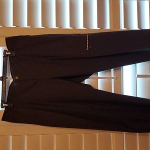 Vintage boutique capris, zippered pockets, 1/2 elastic trim at leg.  Never worn.